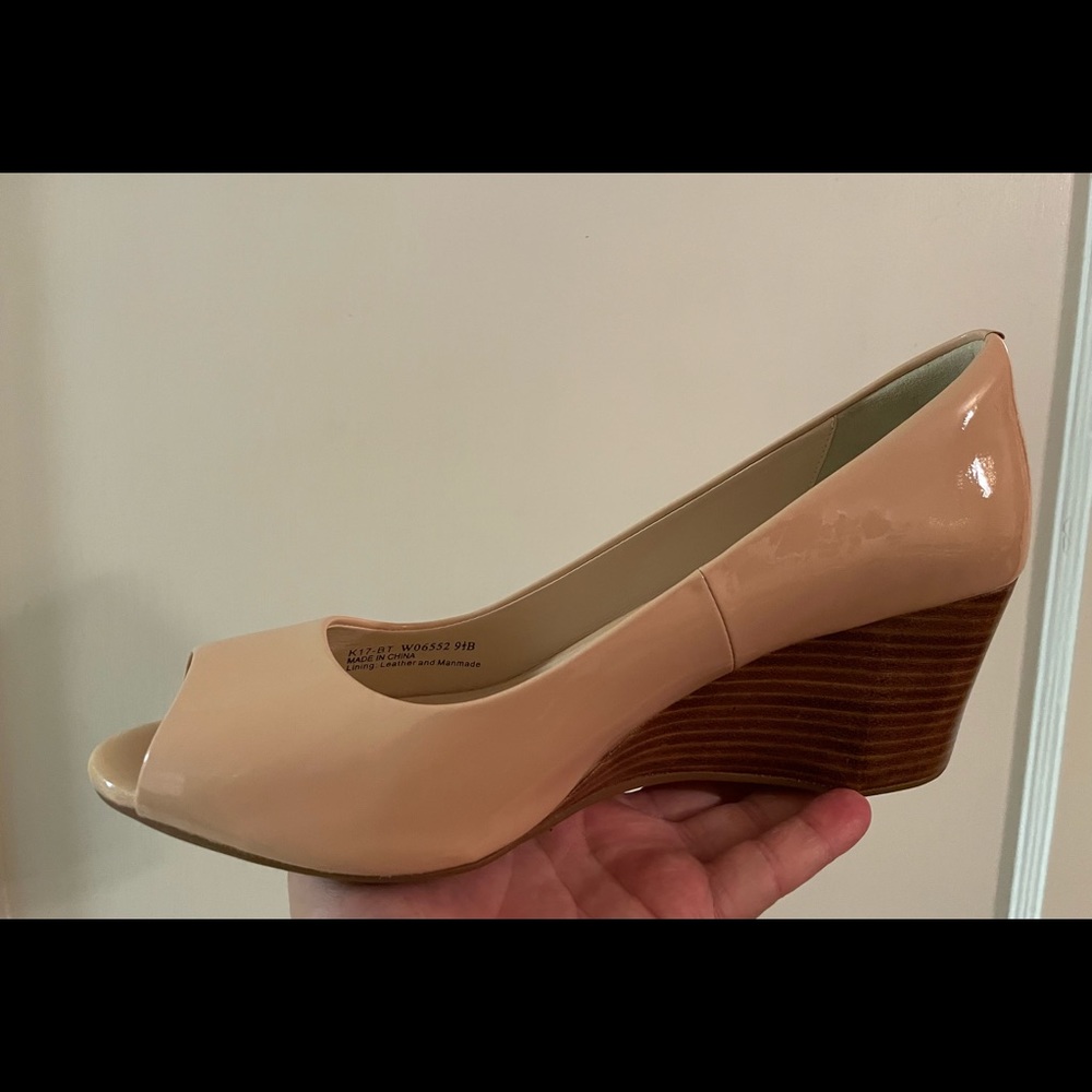 COLE HAAN Sadie OT Wedge 65 mm pump w/ peep-toe, nude paten, Size 9.5
